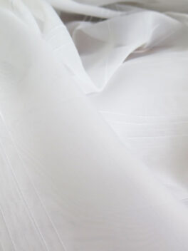 Qualitätsstoffe: Tagesvorhang MURTEN in weiss mit feinen Längsstreifen