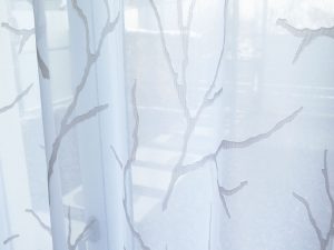 Sichtschutz bei Tag: Tagesvorhang OSLO Äste, Zweige, Baum in-weiss/weiss und weiss/beige • rideaux123.ch