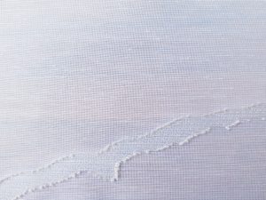Nahaufnahme Stoffdetail: Tagesvorhang OSLO Äste, Zweige, Baum in-weiss/weiss und weiss/beige • rideaux123.ch