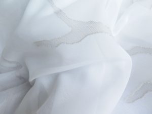 Stoffmuster: Tagesvorhang OSLO Äste, Zweige, Baum in-weiss/weiss und weiss/beige • rideaux123.ch