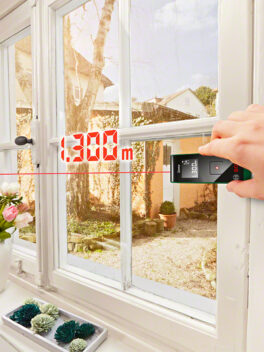 Bosch ZAMO Laser-Messgerät um Fenster korrekt zu vermessen.