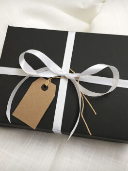 Massvorhang-Gutschein in schwarzer Geschenkbox. Ideal zu Weihnachten. • rideaux123.ch Massvorhang-Gutschein in schwarzer Geschenkbox. Ideal zu Weihnachten. • rideaux123.ch