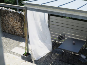 Outdoor-Vorhang SONNEN-TAG vom Schweizer Traditionshaus Christian-Fischbacher. • rideaux123.ch