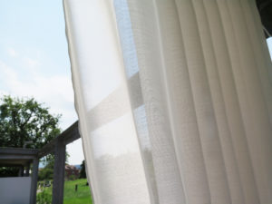 Outdoor-Vorhang SONNEN-TAG vom Schweizer Traditionshaus Christian-Fischbacher. • rideaux123.ch