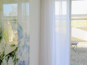 Tagesvorhang CANNES mit Bild und Blick in Garten. • rideaux123.ch