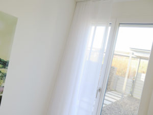 Tagesvorhang CANNES mit Bild und Blick in Garten. • rideaux123.ch