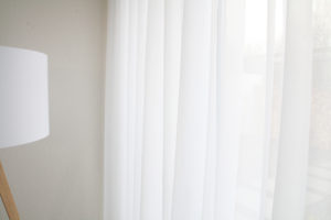 Tagesvorhang GENEVA mit Lampe. • rideaux123.ch