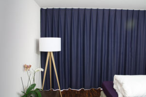 Verdunkelungsvorhang LONDON im Schlafzimmer. • rideaux123.ch