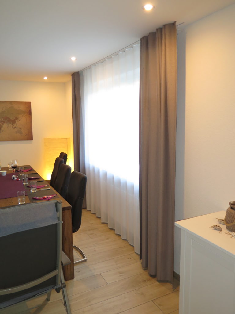 Wellenvorhang VALENCIA (Tagesvorhang) kombiniert mit Nachtvorhang DAVOS. • rideaux123.ch
