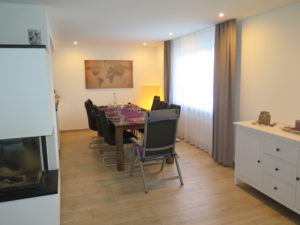 Wellenvorhang VALENCIA (Tagesvorhang) kombiniert mit Nachtvorhang DAVOS. • rideaux123.ch