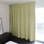 Blackout-Massvorhang ABLION in beige macht Räume total dunkel. • rideaux123.ch