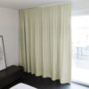Blackout-Massvorhang ABLION (hellbeige) macht Schlazimmer und Kinderzimmer total dunkel. • rideaux123.ch