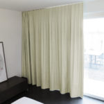 Blackout-Massvorhang ABLION (hellbeige) macht Schlazimmer und Kinderzimmer total dunkel. • rideaux123.ch