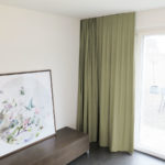 Blackout-Vorhang ABLION beigegrau zum Schlafzimmer komplett abdunkeln. • rideaux123.ch