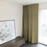 Blackout-Vorhang ABLION braun zum Schlafzimmer komplett abdunkeln. • rideaux123.ch