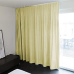 Blackout-Massvorhang ABLION in goldbeige (total dunkel). • rideaux123.ch