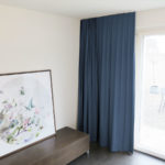 Blackout-Vorhang ABLION dunkelblau zum das Schlafzimmer komplett abdunkeln. • rideaux123.ch