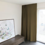 Blackout-Vorhang ABLION dunkelbraun zum das Schlafzimmer komplett abdunkeln. • rideaux123.ch