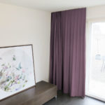 Blackout-Vorhang ABLION dunkelviolett zum das Schlafzimmer komplett abdunkeln. • rideaux123.ch
