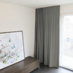 Blackout-Vorhang ABLION grau zum das Schlafzimmer komplett abdunkeln. • rideaux123.ch
