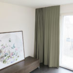 Blackout-Vorhang ABLION grau warm zum das Schlafzimmer komplett abdunkeln. • rideaux123.ch