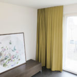 Blackout-Vorhang ABLION hellbraun zum das Schlafzimmer komplett abdunkeln. • rideaux123.ch