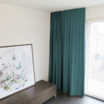 Blackout-Vorhang ABLION petrolblau zum das Schlafzimmer komplett abdunkeln. • rideaux123.ch