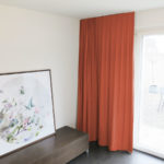 Blackout-Vorhang ABLION rot zum das Schlafzimmer komplett abdunkeln. • rideaux123.ch