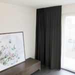 Blackout-Vorhang ABLION schwarz zum das Schlafzimmer komplett abdunkeln. • rideaux123.ch