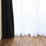 Vorhang schwarz - Tages- und Nachtvorhang in Zimmer mit Parkett • rideaux123.ch