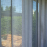 Vorhang schwarz - Tagesvorhang mit Ausblick Sitzplatz • rideaux123.ch