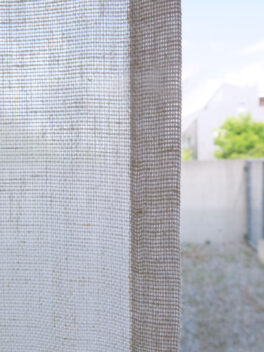 Flächenvorhang COMO in ecruweiss - guter Sichtschutz bei Tag.