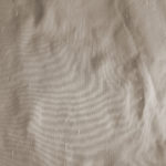 Stoffdetail Massvorhang Fischbacher AIM in braunbeige (Naturseiden-Optik). • rideaux123.ch