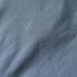 Stoffdetail Massvorhang Fischbacher AIM in jeansblau (Naturseiden-Optik). • rideaux123.ch