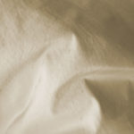 Stoffdetail Massvorhang Fischbacher AIM in beige (Naturseiden-Optik). • rideaux123.ch