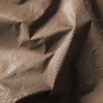 Stoffdetail Massvorhang Fischbacher AIM in braun (Naturseiden-Optik). • rideaux123.ch