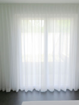 Tagesvorhang Fischbacher MADRID CS IV Blanc pur [100] in Baumwoll-Optik.