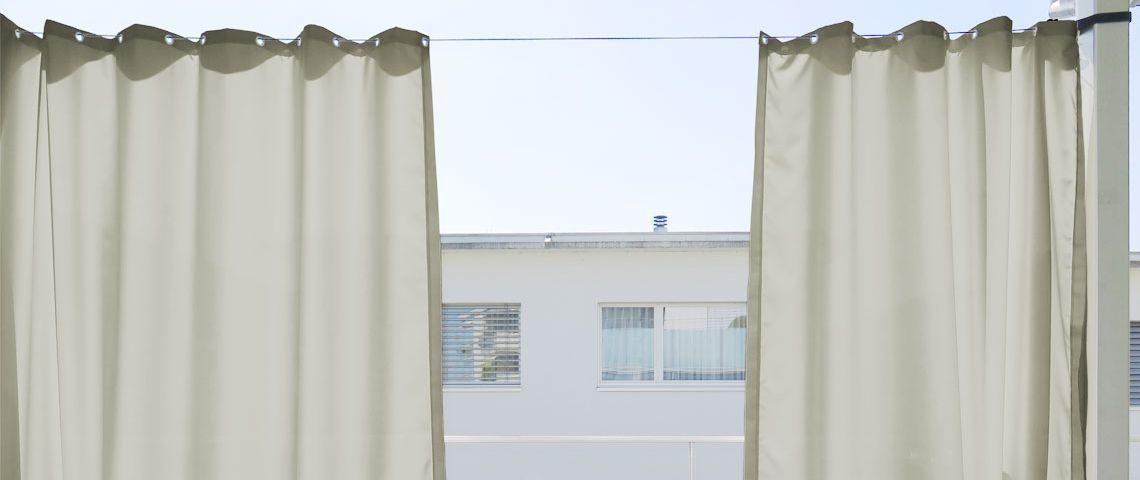 Vorhänge mit Ösen - Outdoor-Vorhang Santorini mittels Stahlseil befestigt