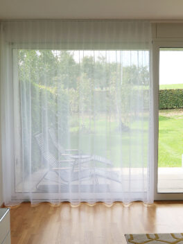 Mass-Tagesvorhang ARBON weiss: verspieltes Längsmuster.