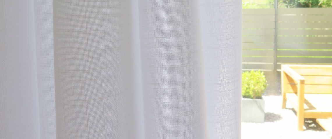 Rideaux dans la salle à manger avec vue sur le jardin