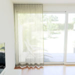 Edler Massvorhang von Fischbacher 1819 St. Gallen, Modell LUPO in beige. • rideaux123.ch