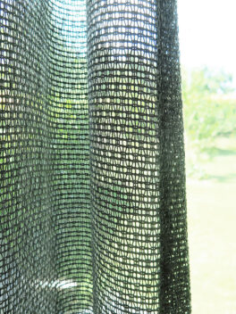 Fischbacher LUPO Netzvorhang in dunkelgrau.