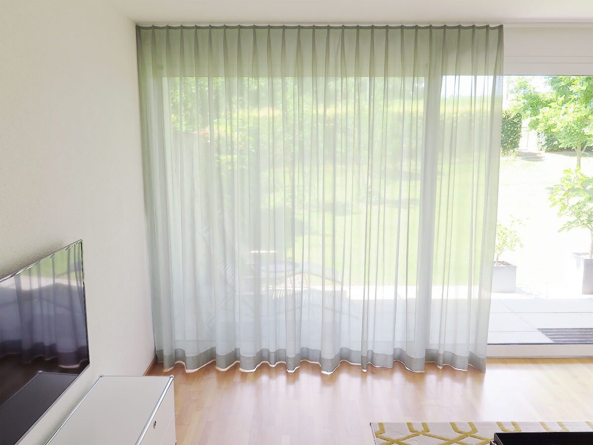 Massvorhang BONUS Fischbacher 1819 in grau. • rideaux123.ch