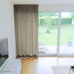 Nachtvorhang DENEB (braun) im modernen Wohnzimmer. • rideaux123.ch