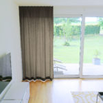 Nachtvorhang DENEB (dunkelbraun) im modernen Wohnzimmer. • rideaux123.ch