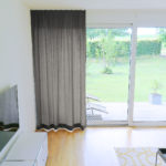 Nachtvorhang DENEB (dunkelgrau) im modernen Wohnzimmer. • rideaux123.ch