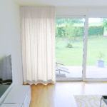 Nachtvorhang DENEB (ecruweiss) im modernen Wohnzimmer. • rideaux123.ch