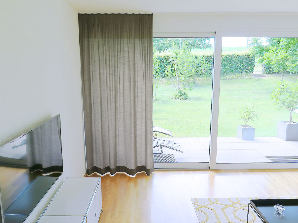 Nachtvorhang DENEB grau in modernem Wohnzimmer. • rideaux123.ch