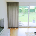 Nachtvorhang DENEB grau in modernem Wohnzimmer. • rideaux123.ch