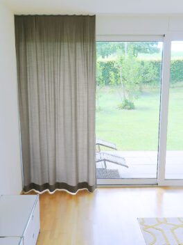 Nachtvorhang DENEB grau in modernem Wohnzimmer.